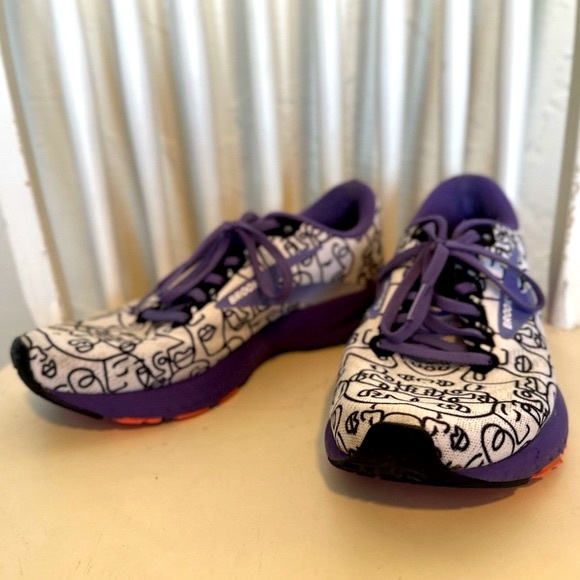LIMITED EDITION Brooks Women's Running Shoes SIZE 8 - Picture 2 of 10